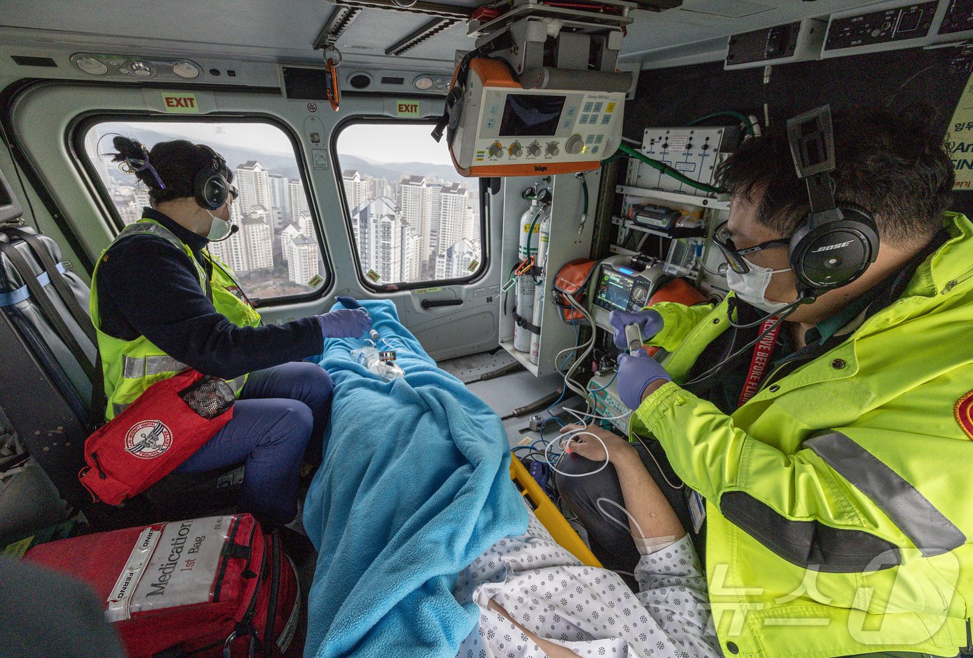 본문 이미지 - 닥터헬기에 탑승한 환자를 허요 권역외상센터 교수와 간호사가 안정시키고 있다. ⓒ News1 이재명 기자