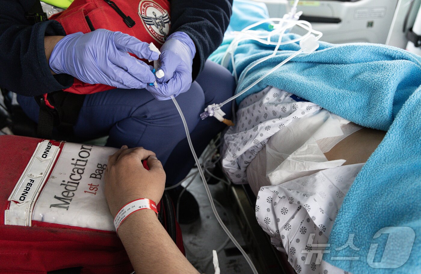 본문 이미지 - 흔들리는 닥터할기 안에서 의료진들이 실수 없는 처치를 하고 있다. ⓒ News1 이재명 기자