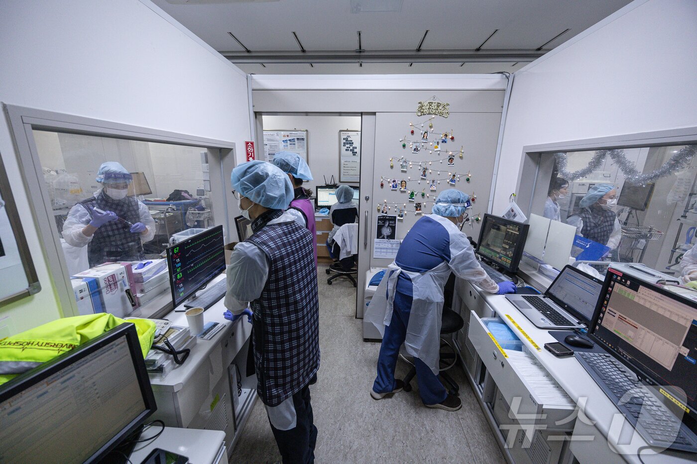 본문 이미지 - 두개의 외상 소생실에서 의료진들이 분주히 움직이고 있다. ⓒ News1 이재명 기자