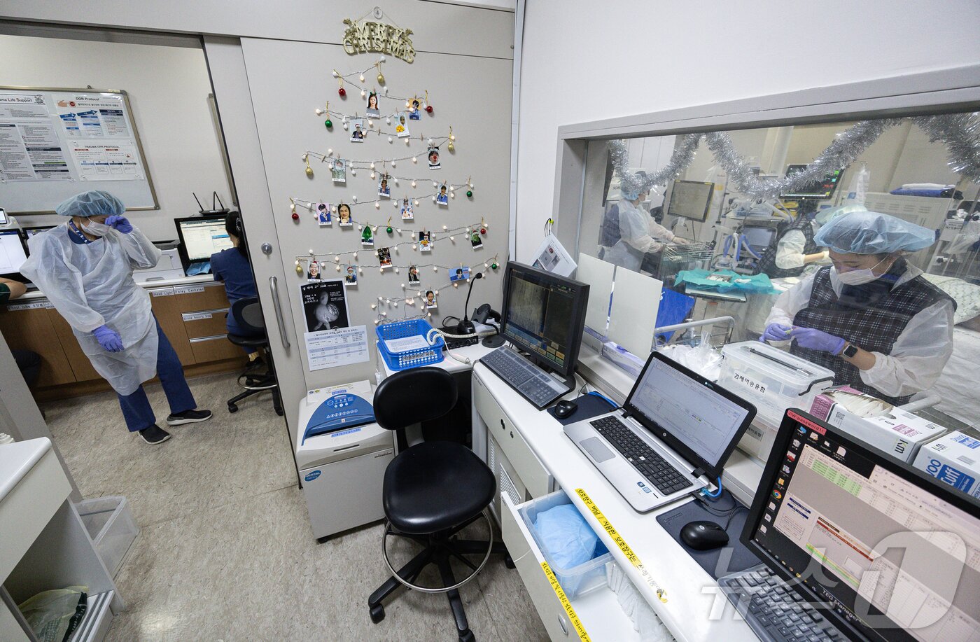 본문 이미지 - 외상 소생실에서 의료진들이 분주히 움직이고 있다. ⓒ News1 이재명 기자