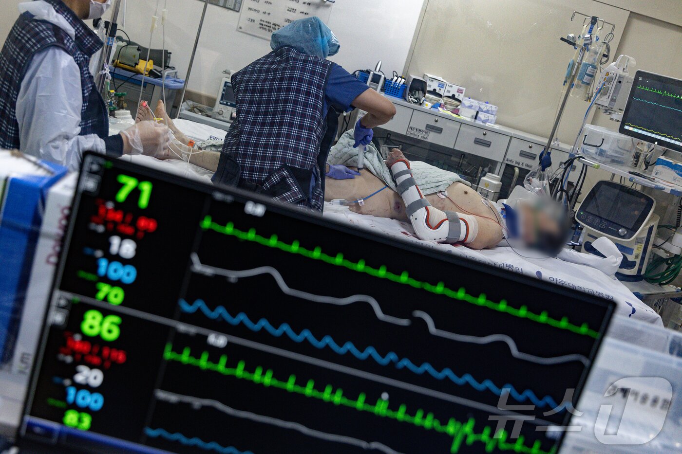 본문 이미지 - 외상소생실에서 의료진들이 환자의 생명을 지켜내고 있다. ⓒ News1 이재명 기자