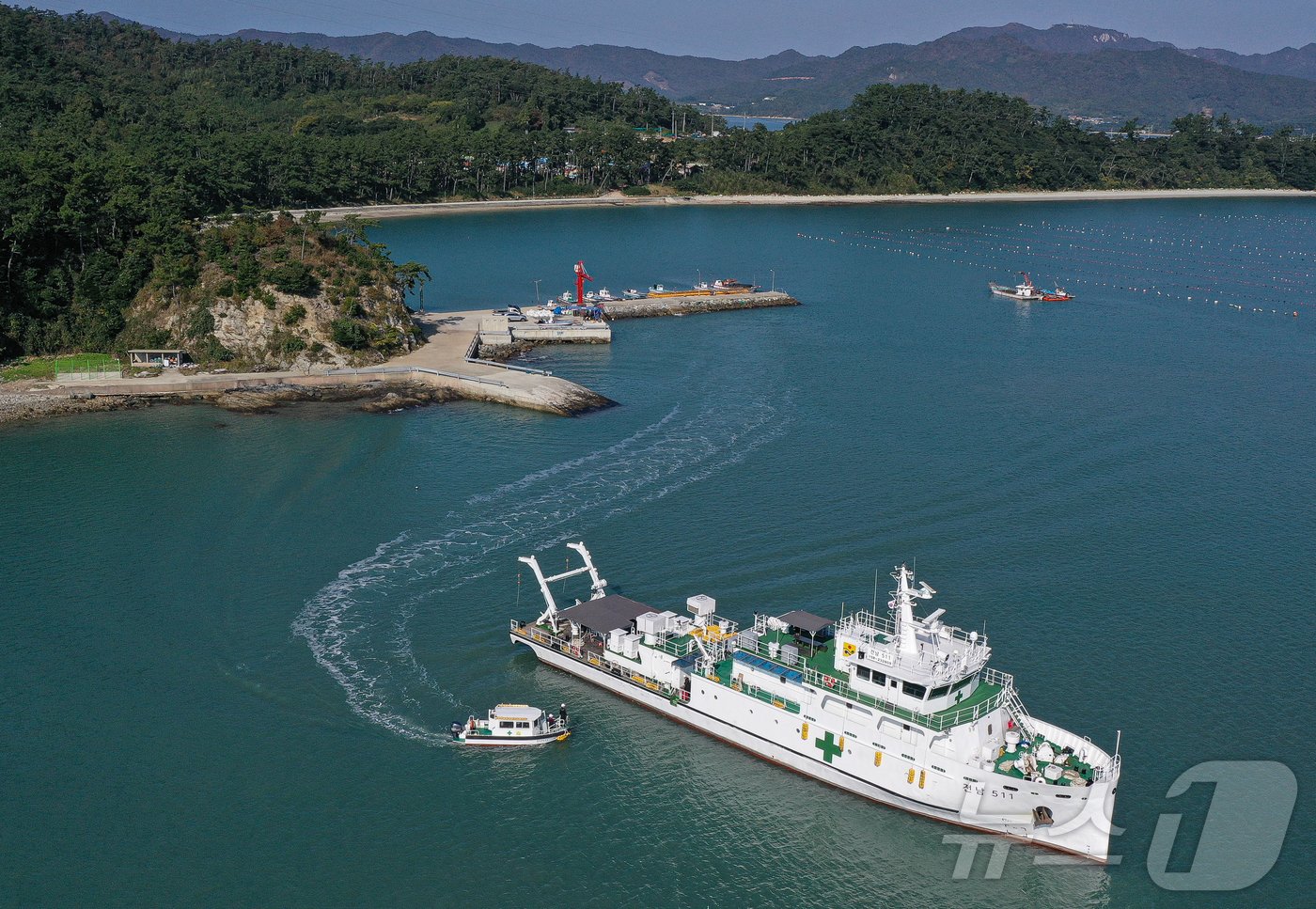 본문 이미지 - 섬마을 주민들이 수송선을 타고 병원선 '전남 511호'로 향하고 있다. ⓒ News1 이재명 기자