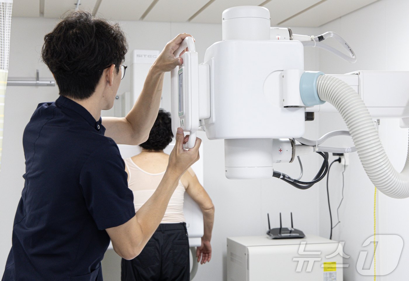 본문 이미지 - 병원선에는 방사선 촬영 기기도 있다. 이것을 통해 바로 건강확인이 가능하다. ⓒ News1 이재명 기자