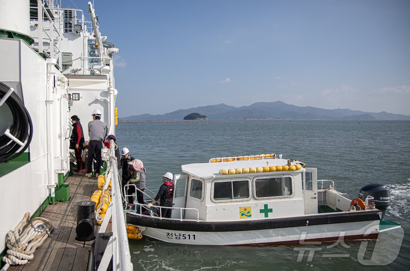 본문 이미지 - 13일 전라남도 완도군 백일도 인근 해상에 정박한 병원선 '전남 511호'에서 수송선을 이용해 주민들을 실어 나르고 있다. ⓒ 뉴스1 이재명 기자
