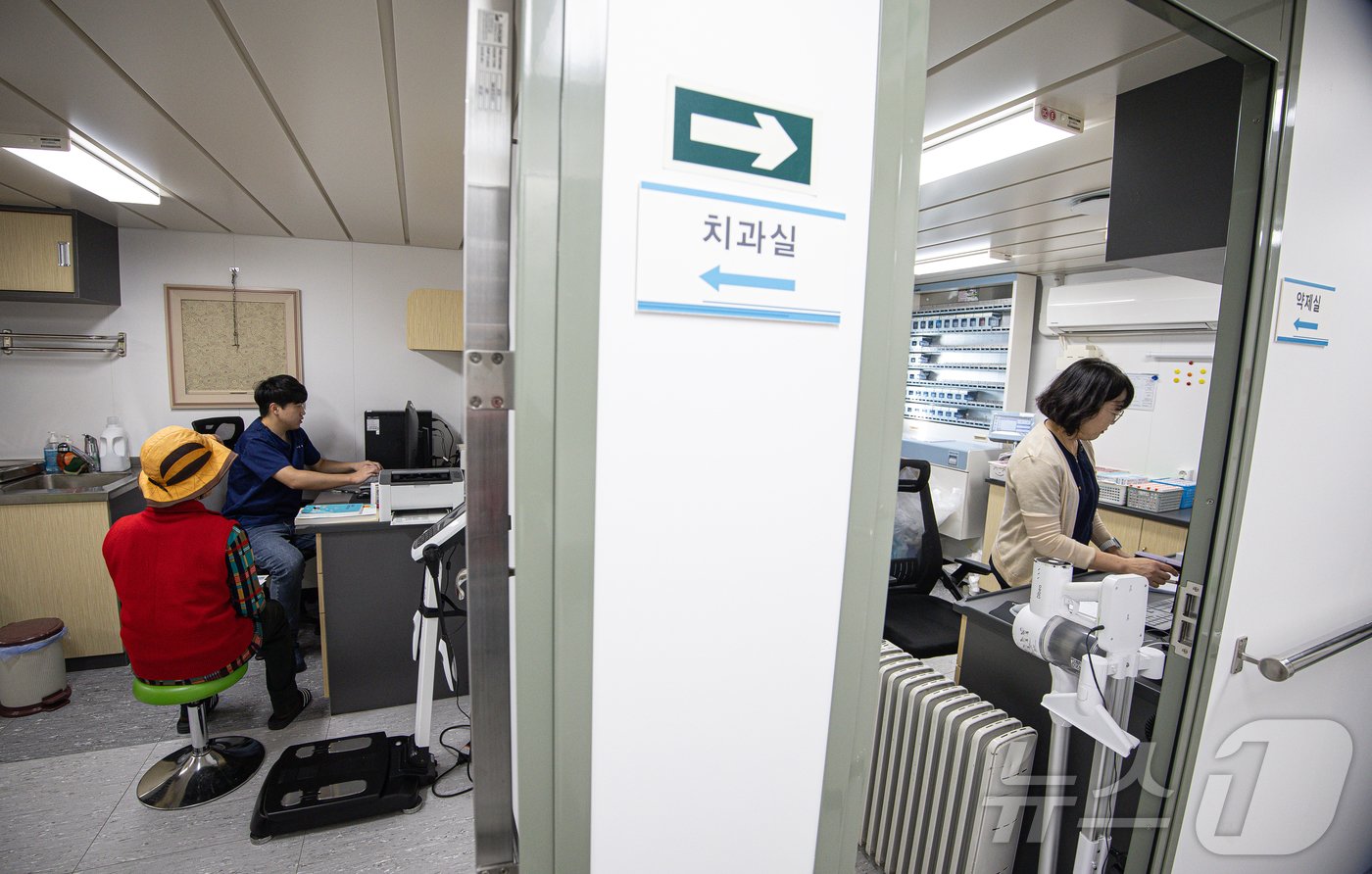 본문 이미지 - 치과실에서 섬마을 주민이 진료를 보고 있다. 2024.11.13/뉴스1 ⓒ News1 이재명 기자