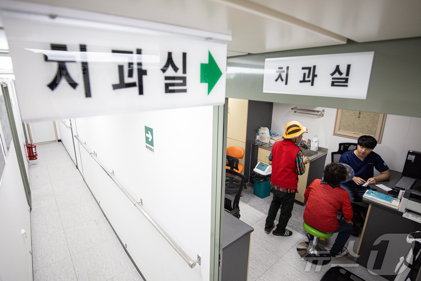 본문 이미지 - 병원선 치과실을 찾은 주민들이 진료 순서를 기다리고 있다. ⓒ News1 이재명 기자