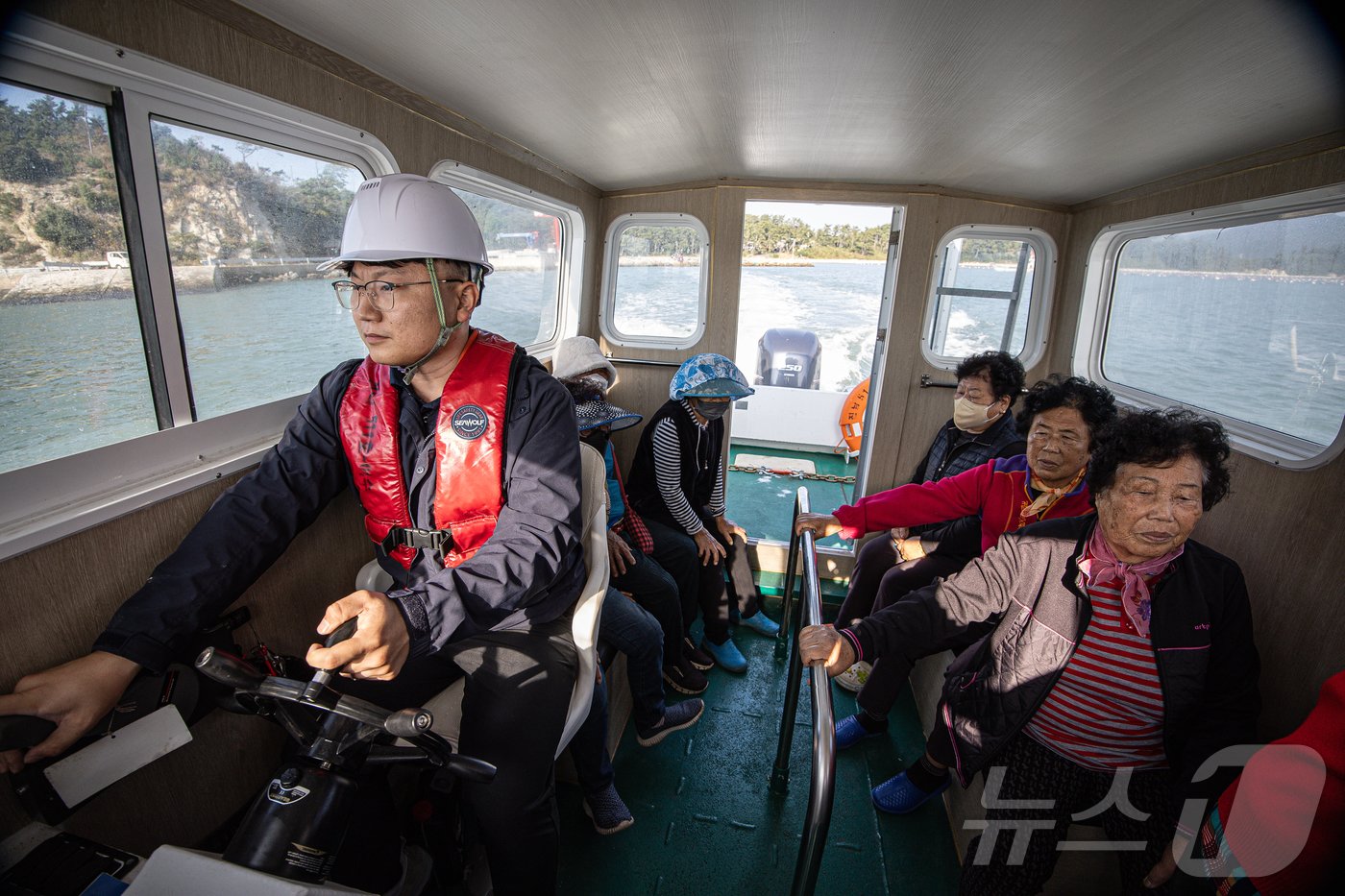 본문 이미지 - 수송선을 이용해 병원선 전남 511호로 향하는 섬마을 주민들. ⓒ News1 이재명 기자