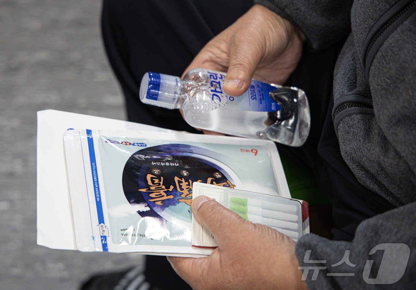 본문 이미지 - 의료진에게서 받은 다양한 의료용품. ⓒ News1 이재명 기자