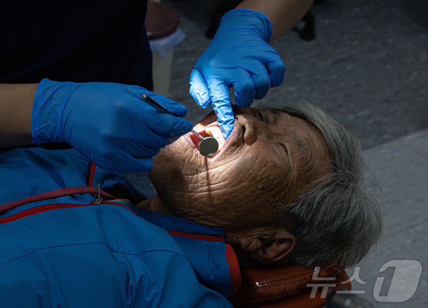 본문 이미지 - 치과 공보의에게 치아 검사를 받고 있는 섬마을 어르신. ⓒ News1 이재명 기자