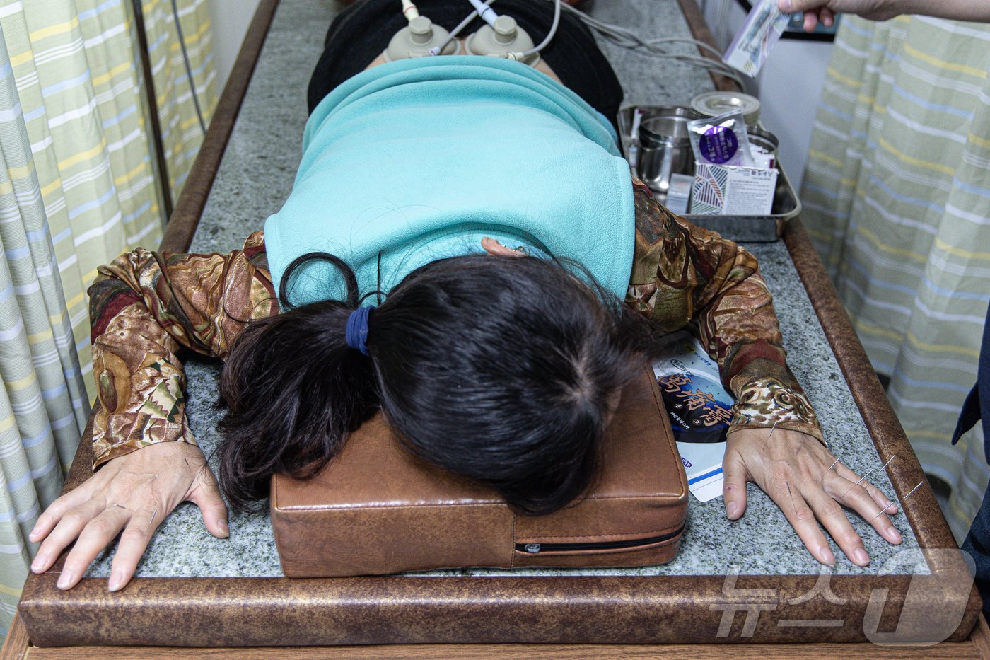 본문 이미지 - 물리치료를 받고 있는 섬마을 주민. ⓒ News1 이재명 기자