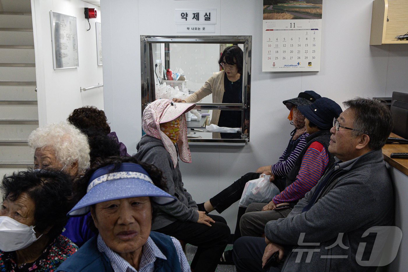 병원선 &#39;전남 511호&#39;에 탑승한 섬마을 주민들이 질료 및 약처방을 기다리고 있다. ⓒ News1 이재명 기자