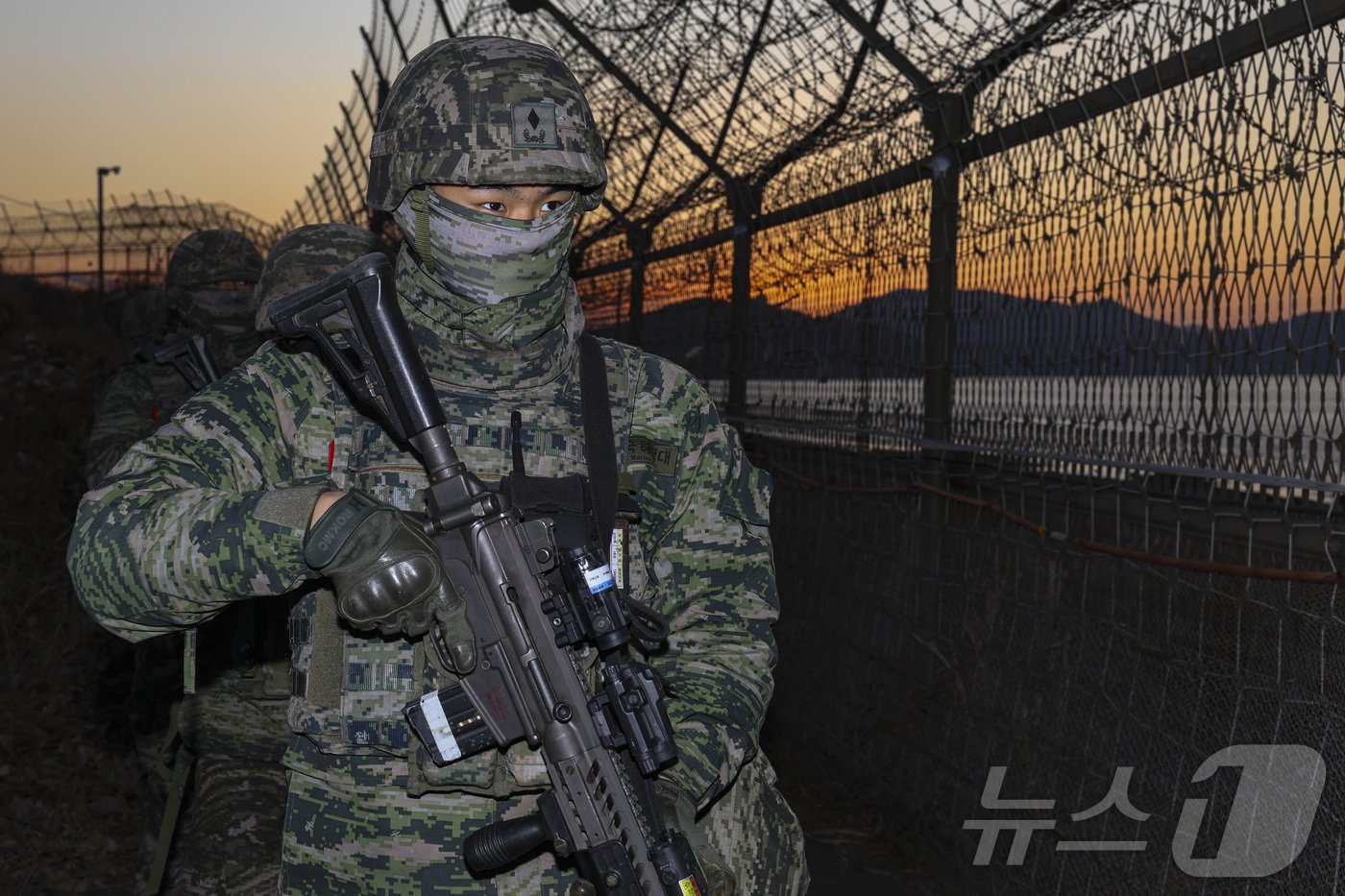 해병대 2사단 장병들이 김포시 한강 하구 중립수역 일대 접경지역에서 수제선 주변에 대한 수색정찰을 실시하며, 적의 침투 흔적, 접안 부유물, 철책 이상 유무 등을 면밀히 점검하고 있다. ⓒ News1 김성진 기자