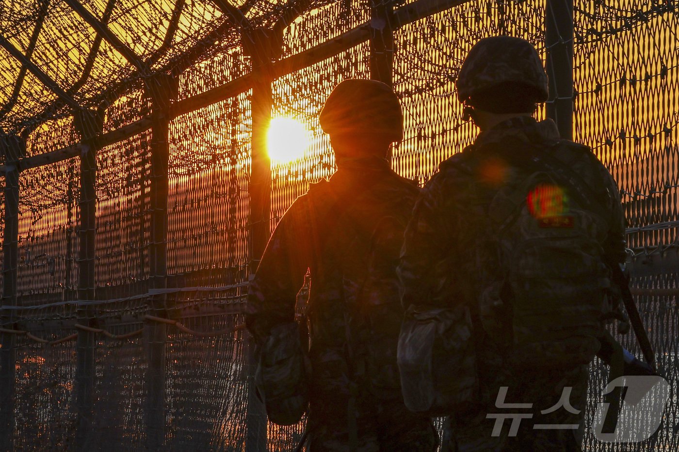 해병대 2사단 장병들이 김포시 한강 하구 중립수역 일대 접경지역에서 수제선 주변에 대한 수색정찰을 실시하며, 적의 침투 흔적, 접안 부유물, 철책 이상 유무 등을 면밀히 점검하고 있다. ⓒ News1 김성진 기자