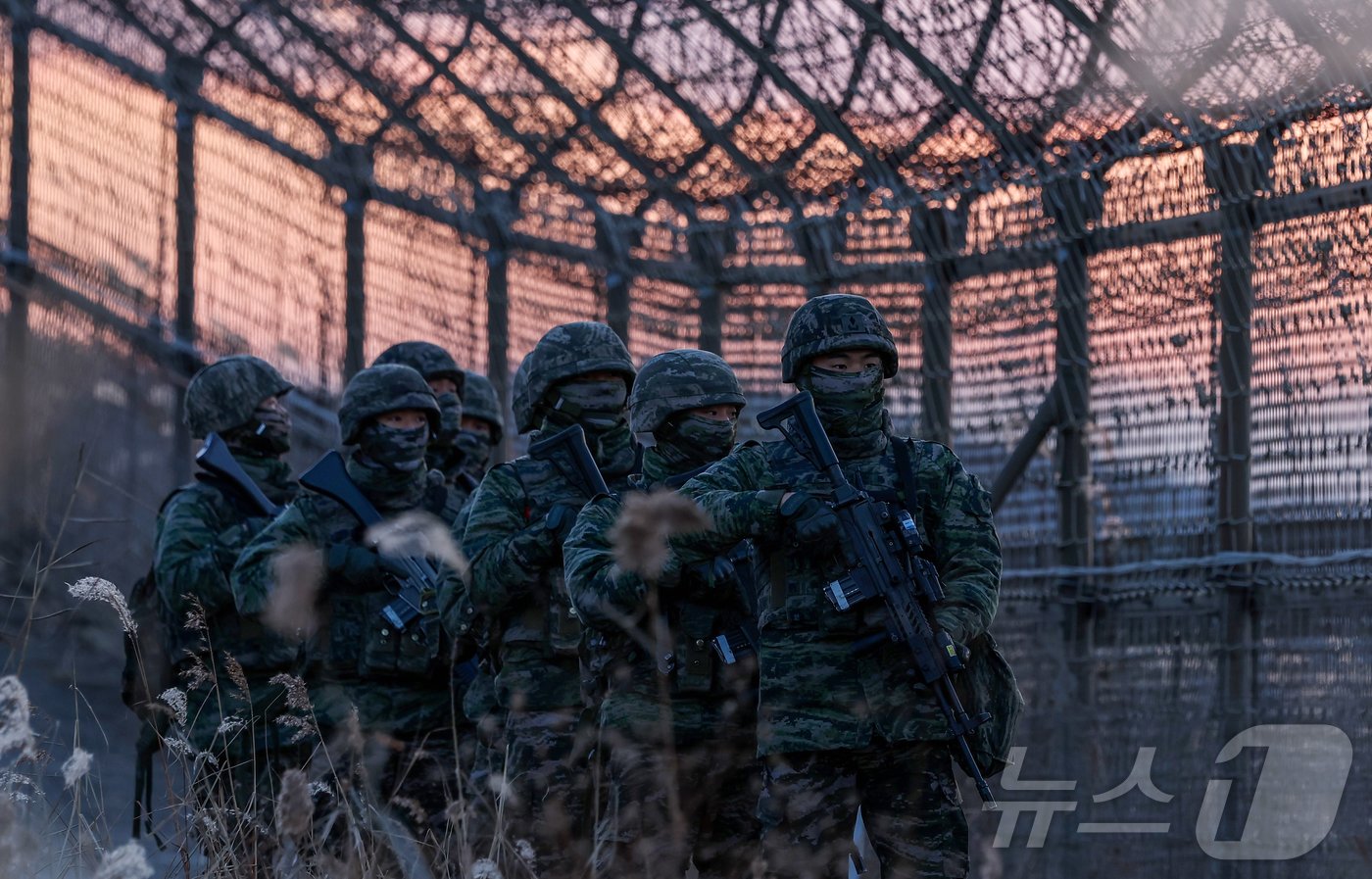 해병대 2사단 장병들이 김포시 한강 하구 중립수역 일대 접경지역에서 수제선 주변에 대한 수색정찰을 실시하며, 적의 침투 흔적, 접안 부유물, 철책 이상 유무 등을 면밀히 점검하고 있다. ⓒ News1 김성진 기자