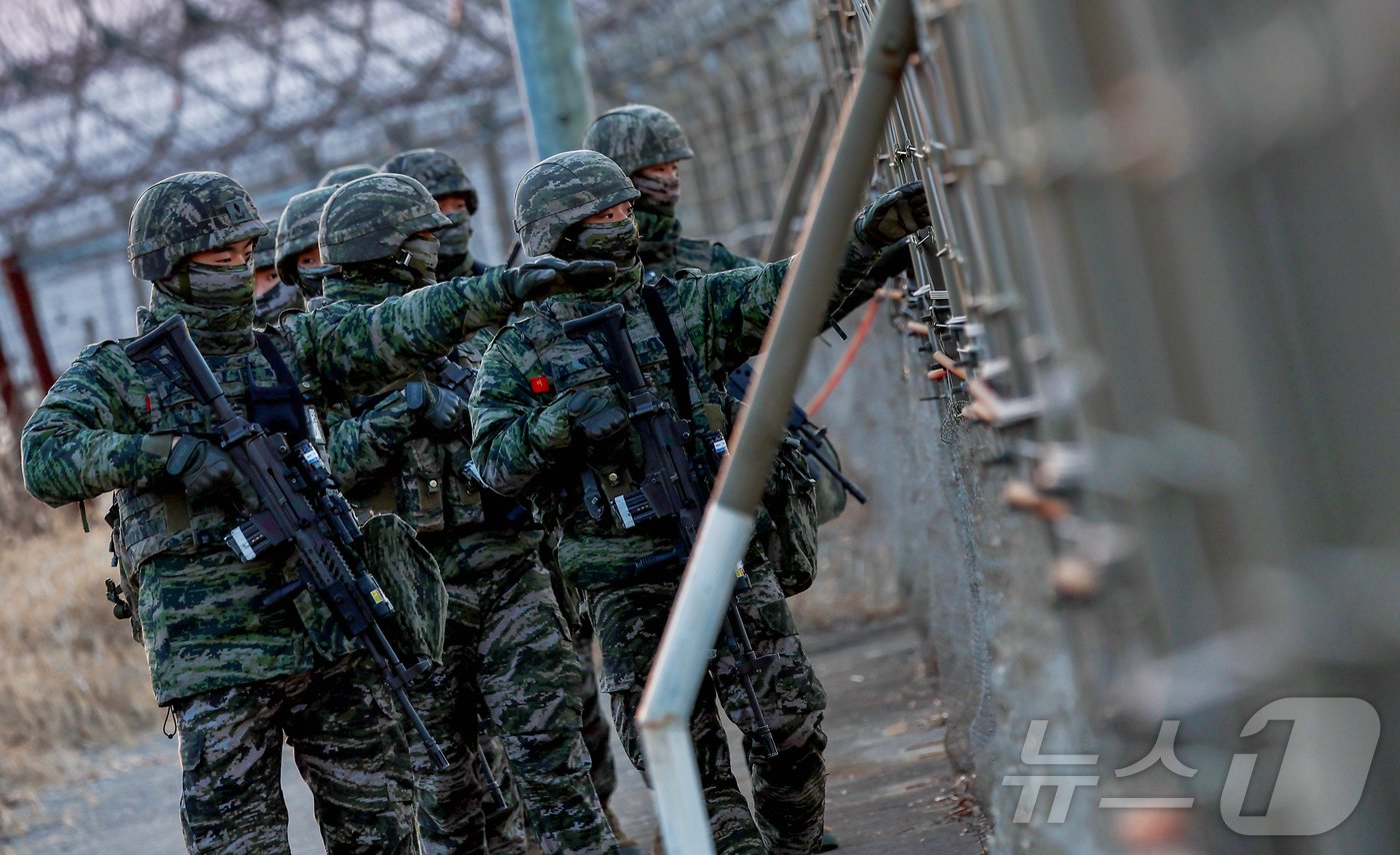 해병대 2사단 장병들이 김포시 한강 하구 중립수역 일대 접경지역에서 수제선 주변에 대한 수색정찰을 실시하며, 적의 침투 흔적, 접안 부유물, 철책 이상 유무 등을 면밀히 점검하고 있다. ⓒ News1 김성진 기자