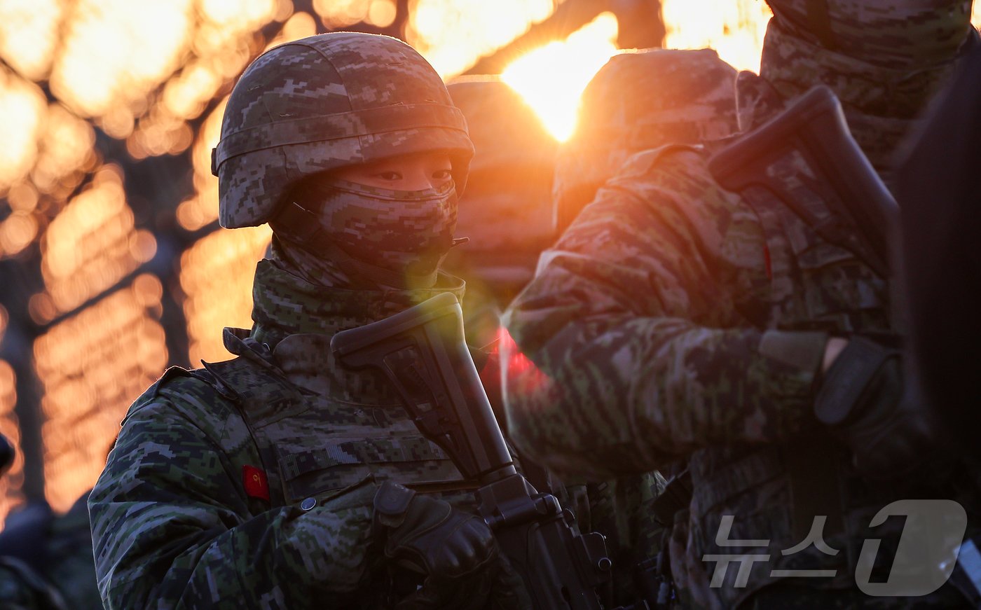 해병대 2사단 장병들이 김포시 한강 하구 중립수역 일대 접경지역에서 수제선 주변에 대한 수색정찰을 실시하며, 적의 침투 흔적, 접안 부유물, 철책 이상 유무 등을 면밀히 점검하고 있다. ⓒ News1 김성진 기자