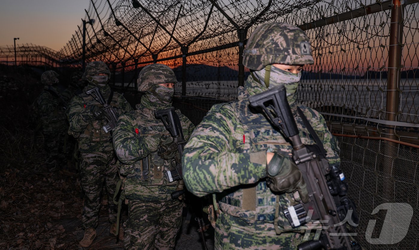 해병대 2사단 장병들이 김포시 한강 하구 중립수역 일대 접경지역에서 수제선 주변에 대한 수색정찰을 실시하며, 적의 침투 흔적, 접안 부유물, 철책 이상 유무 등을 면밀히 점검하고 있다. ⓒ News1 김성진 기자