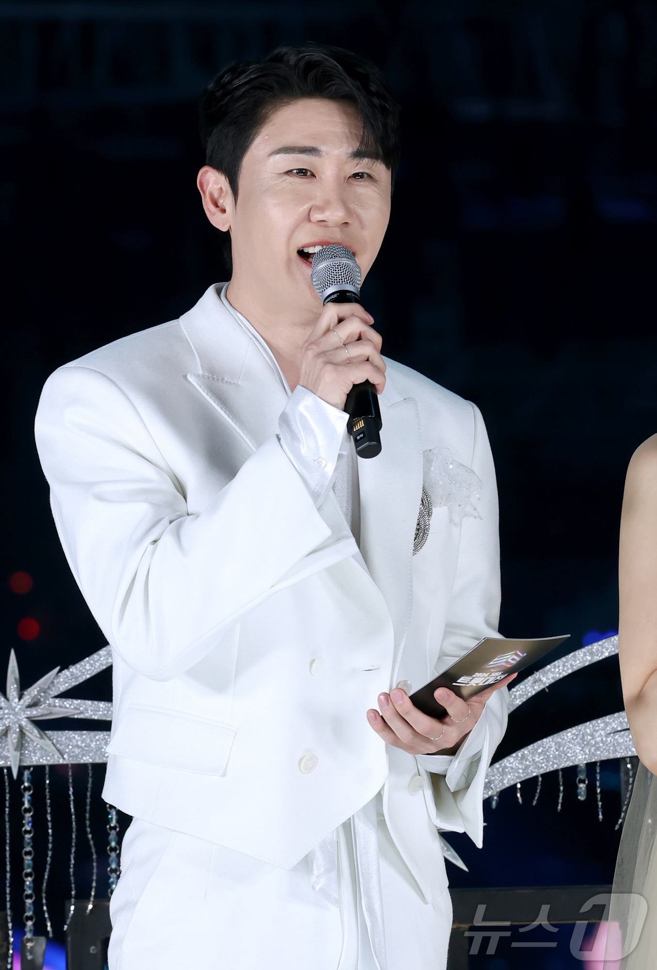 (서울=뉴스1) 권현진 기자 = ·가수 영탁이 26일 오후 영종도 인스파이어 아레나에서 열린 '2024 SBS 트롯대전'에 출연해 화려한 무대를 선보이고 있다. (SBS 제공) 2 …