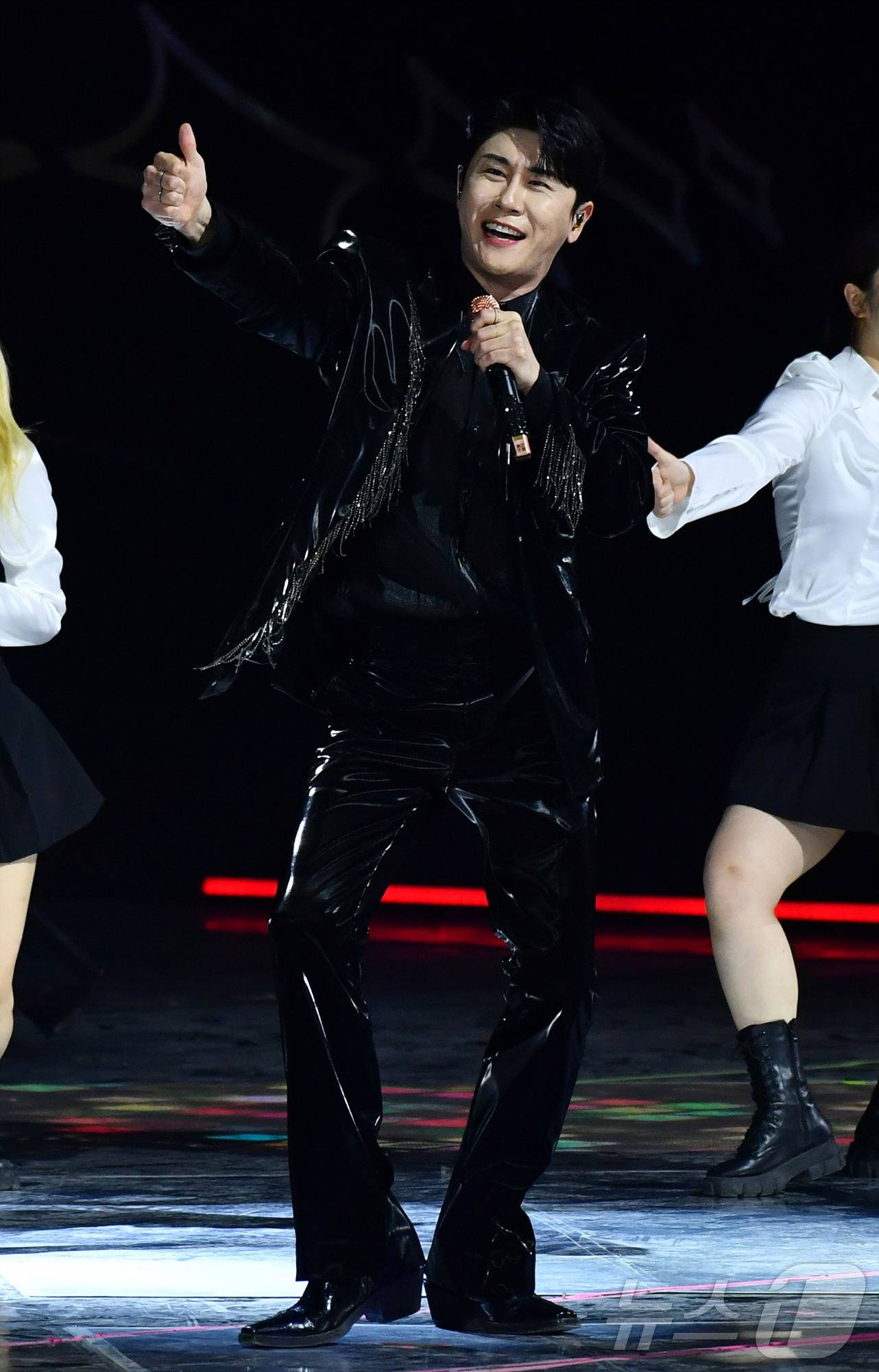 (서울=뉴스1) 권현진 기자 = ·가수 영탁이 26일 오후 영종도 인스파이어 아레나에서 열린 '2024 SBS 트롯대전'에 출연해 화려한 무대를 선보이고 있다. (SBS 제공) 2 …