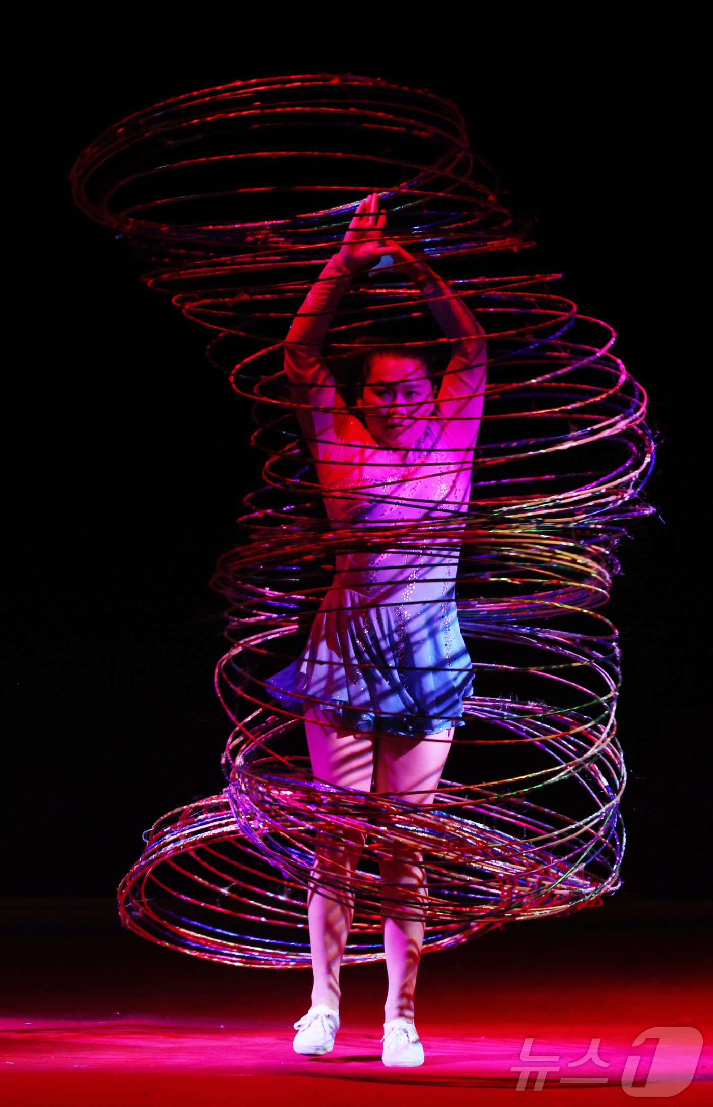 본문 이미지 -  동춘서커스 곡예사가 화려한 기술을 선보이고 있다. ⓒ News1 박지혜 기자