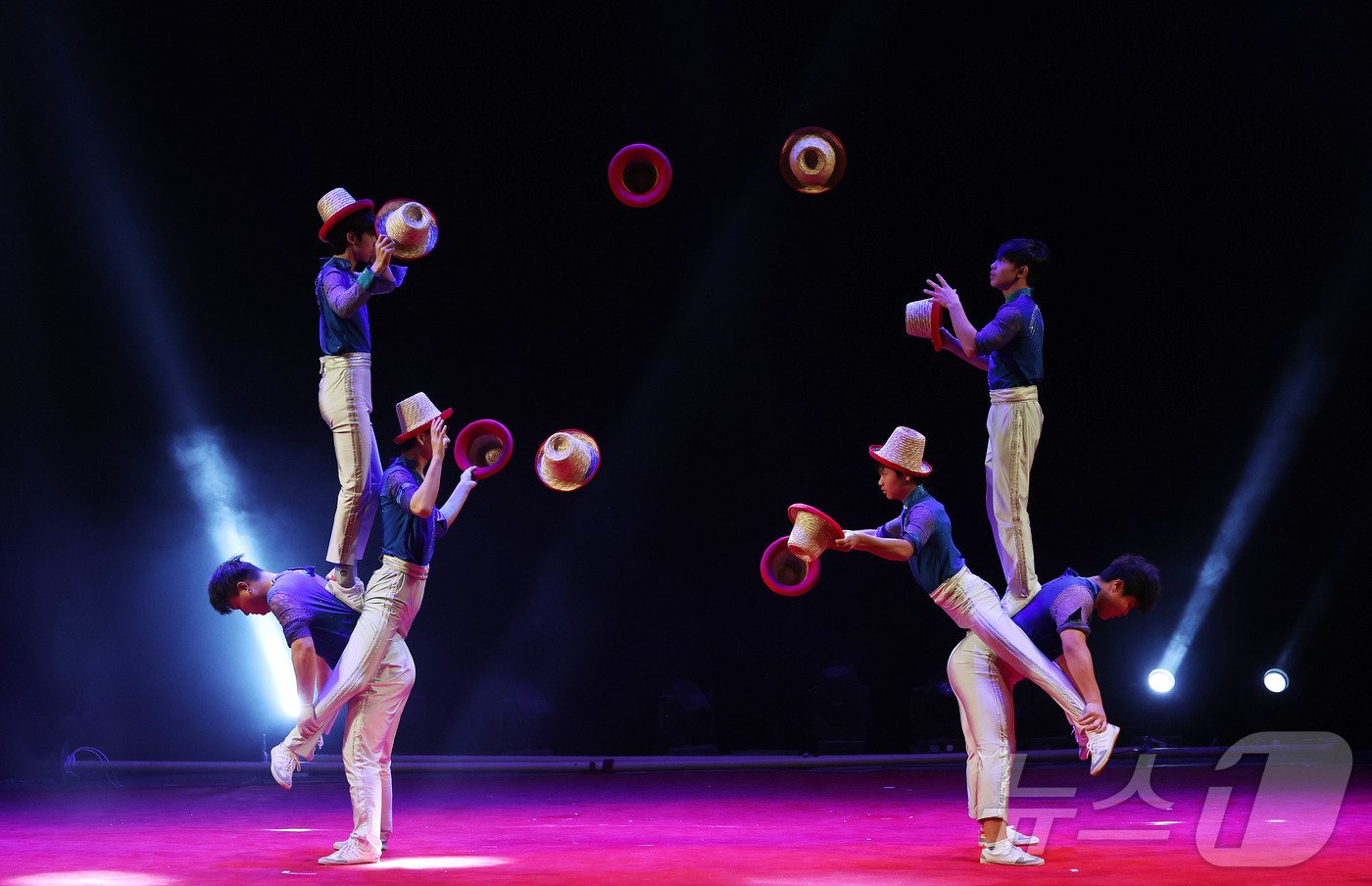 본문 이미지 -  동춘서커스 곡예사들이 모자저글링을 선보이고 있다.   ⓒ News1 박지혜 기자