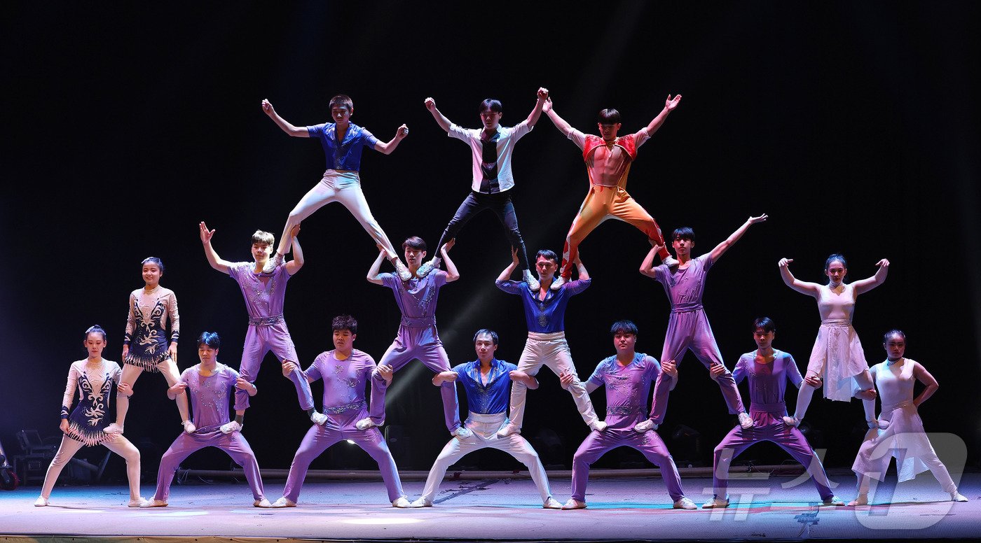 본문 이미지 -  동춘서커스 곡예사들이 단체아크로바틱체조를 선보이고 있다. ⓒ News1 박지혜 기자