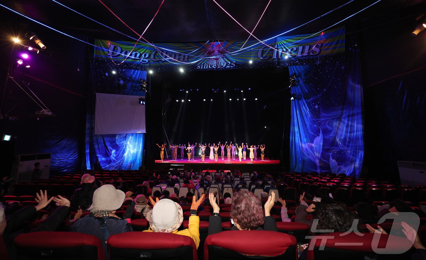 본문 이미지 -  동춘서커스 대부도 상성공연장은 찾은 관객들이 공연을 보며 환호하고 있다.  ⓒ News1 박지혜 기자