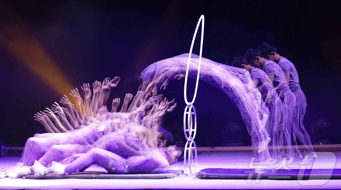 본문 이미지 -  동춘서커스 곡예사가 화려한 기술을 선보이고 있다. ⓒ News1 박지혜 기자