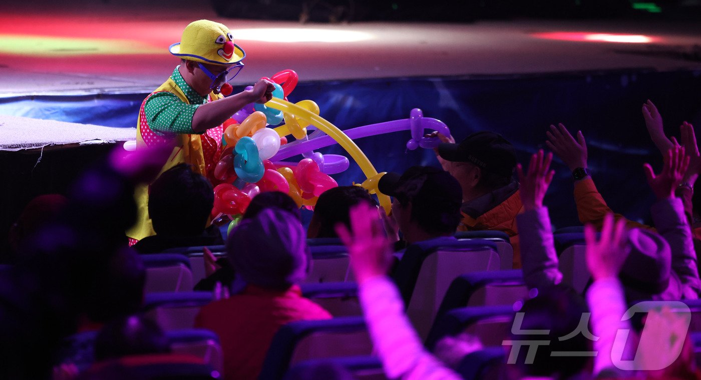 본문 이미지 -  동춘서커스 삐에로가 관객들의 마음을 사로잡고 있다.  ⓒ News1 박지혜 기자