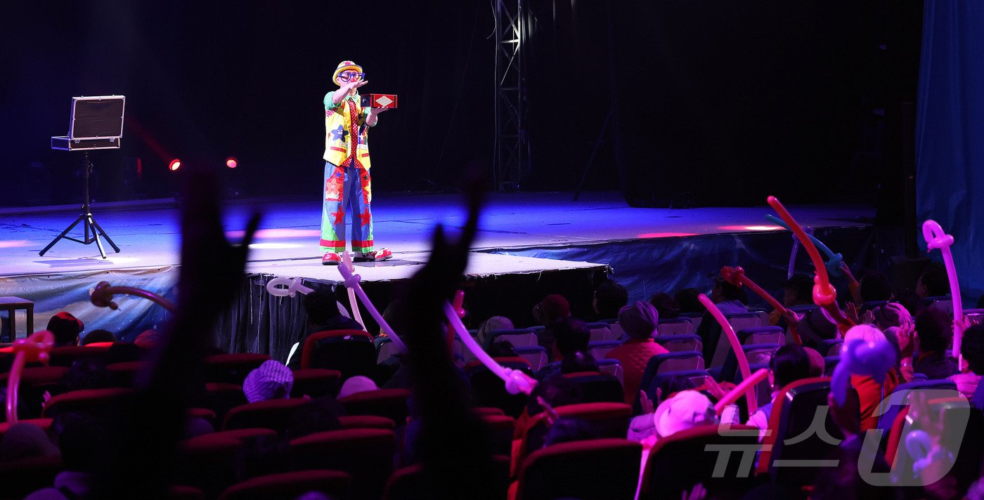 본문 이미지 -   동춘서커스 삐에로가 관객들의 마음을 사로잡고 있다.  ⓒ News1 박지혜 기자