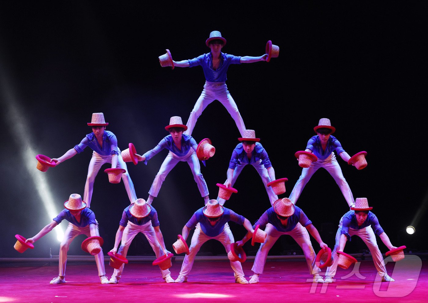 본문 이미지 -  동춘서커스 곡예사들이 모자저글링을 선보이고 있다.   ⓒ News1 박지혜 기자