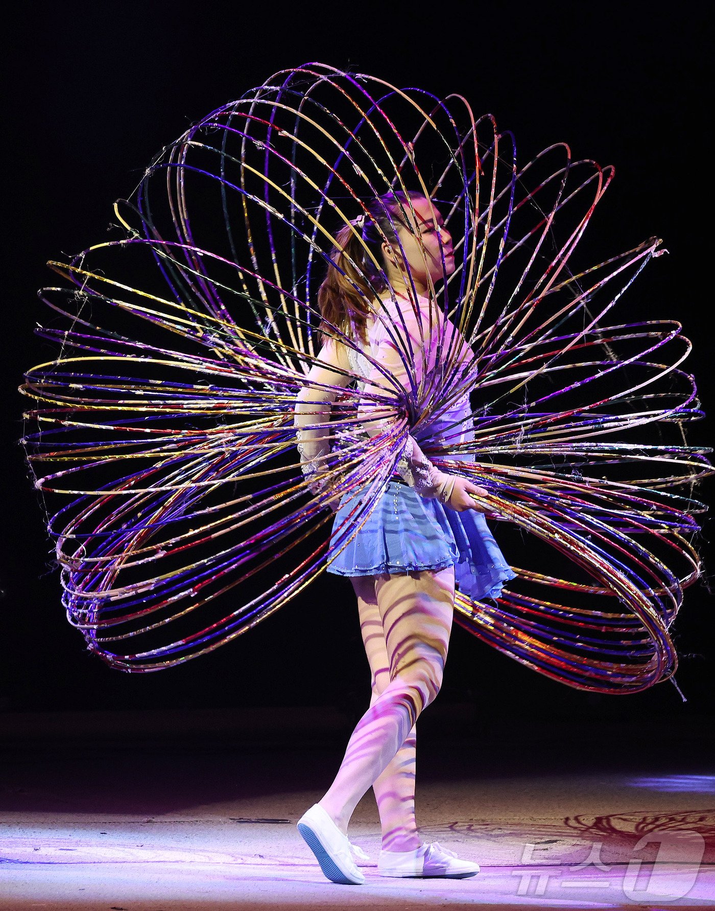 본문 이미지 - 동춘서커스 곡예사가 화려한 기술을 선보이고 있다. ⓒ News1 박지혜 기자 