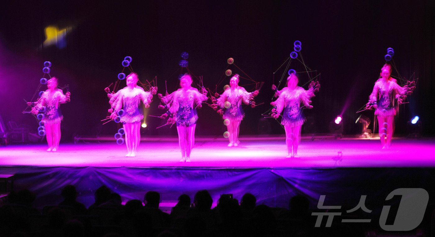 본문 이미지 -  동춘서커스 곡예사들이 실팽이 기술을 선보이고 있다. ⓒ News1 박지혜 기자