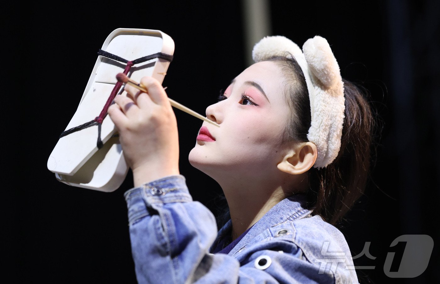 본문 이미지 - 동춘서커스 곡예사가 직접 분장하는 모습.  화려한 무대 뒤에서 자신을 꾸미는 이 과정 역시 그들의 꿈을 향한 열정을 엿볼 수 있는 중요한 순간이다.  ⓒ News1 박지혜 기자 