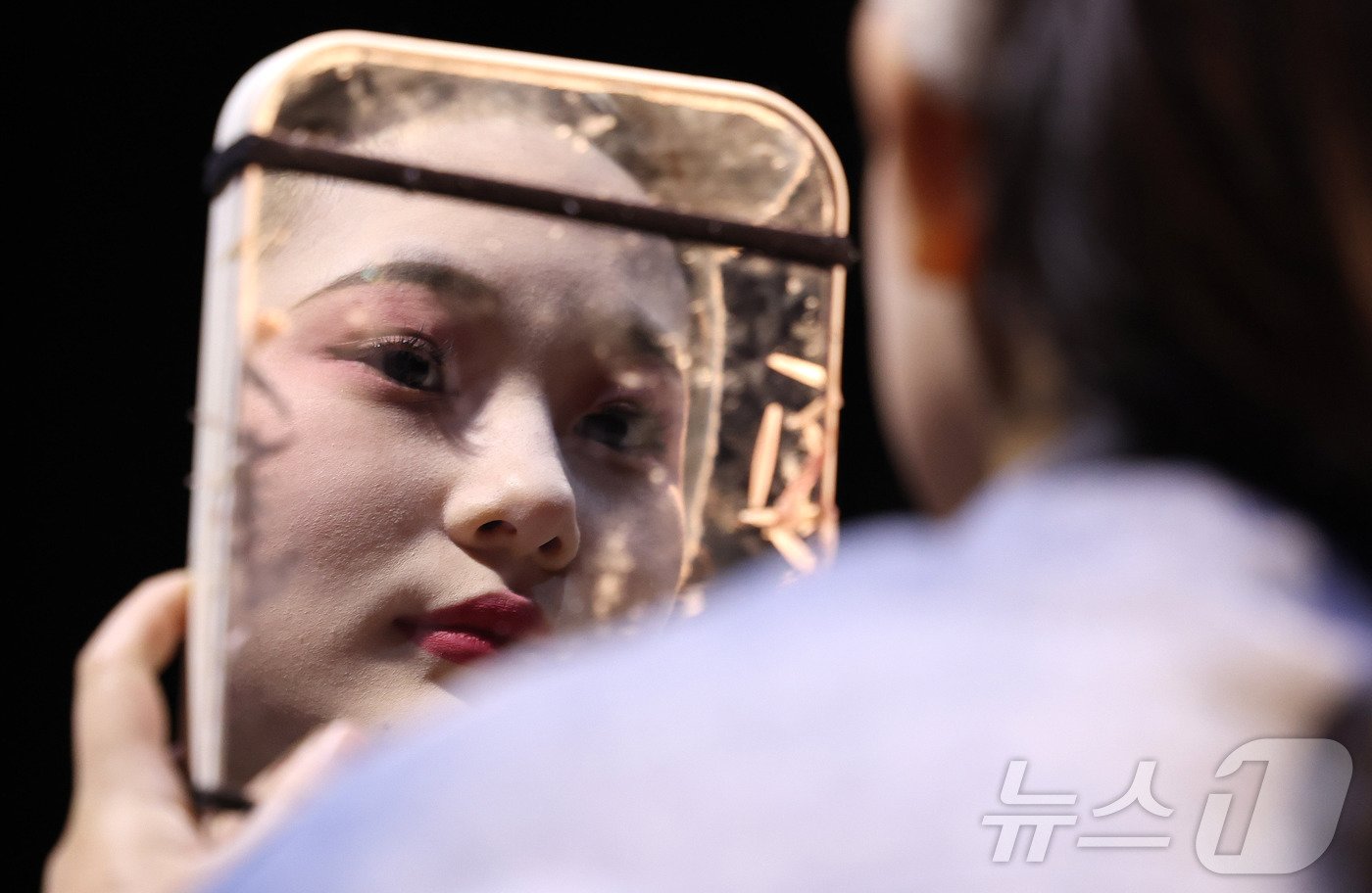 본문 이미지 - 동춘서커스 곡예사가 직접 분장하는 모습.  화려한 무대 뒤에서 자신을 꾸미는 이 과정 역시 그들의 꿈을 향한 열정을 엿볼 수 있는 중요한 순간이다.  ⓒ News1 박지혜 기자 