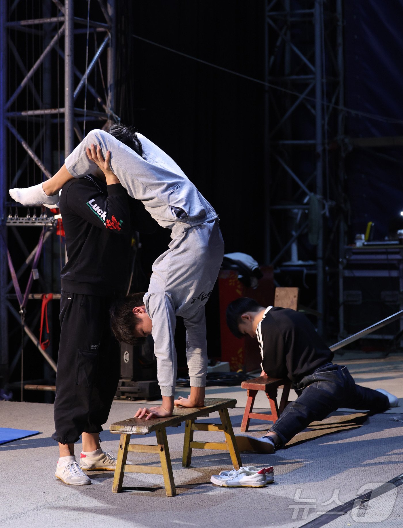 본문 이미지 -  오전 9시, 동춘서커스의 무대는 구슬땀 흘리며 연습하는 곡예사들로 활기가 넘친다. ⓒ News1 박지혜 기자