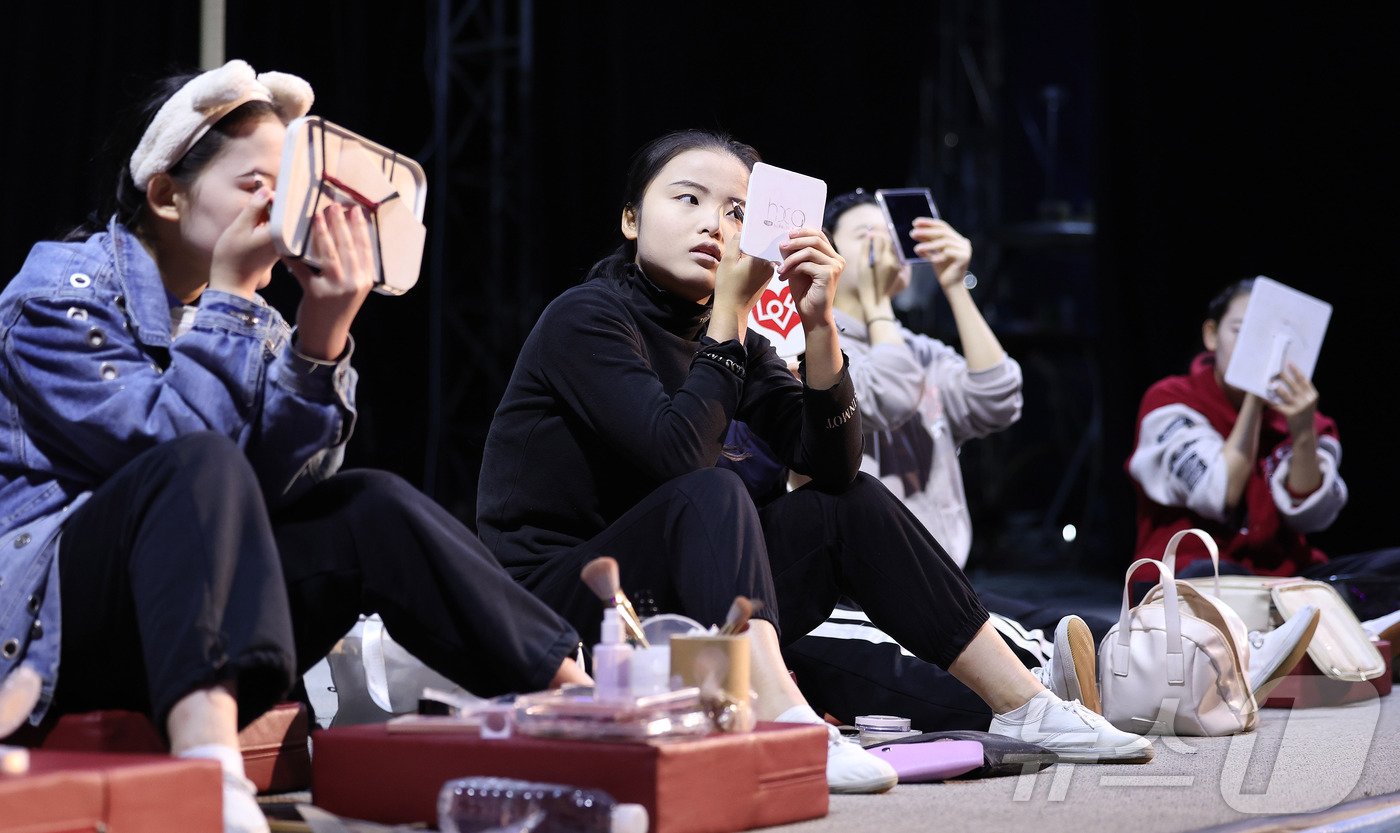 본문 이미지 -  동춘서커스 곡예사들이 직접 분장하는 모습.  화려한 무대 뒤에서 자신을 꾸미는 이 과정 역시 그들의 꿈을 향한 열정을 엿볼 수 있는 중요한 순간이다.  ⓒ News1 박지혜 기자