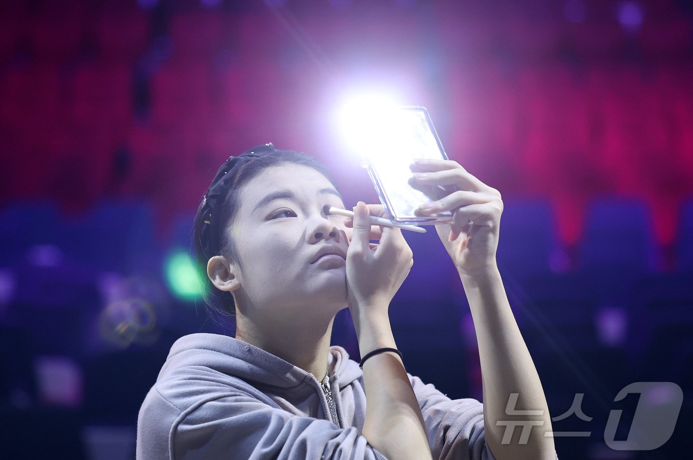 본문 이미지 -  동춘서커스 곡예사가 직접 분장하는 모습.  화려한 무대 뒤에서 자신을 꾸미는 이 과정 역시 그들의 꿈을 향한 열정을 엿볼 수 있는 중요한 순간이다.  ⓒ News1 박지혜 기자