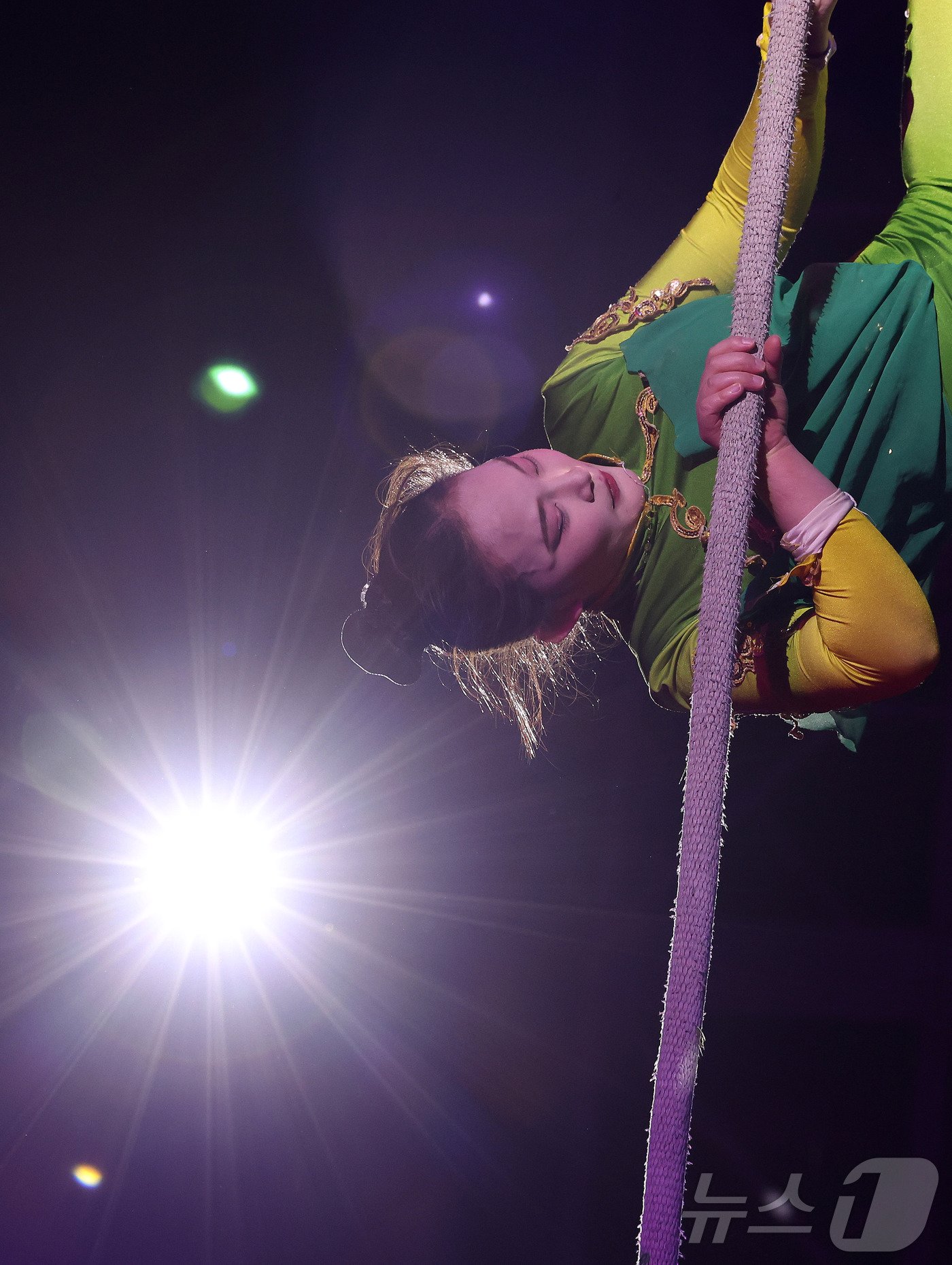 본문 이미지 -   동춘서커스 곡예사가 화려한 기술을 선보이고 있다. ⓒ News1 박지혜 기자