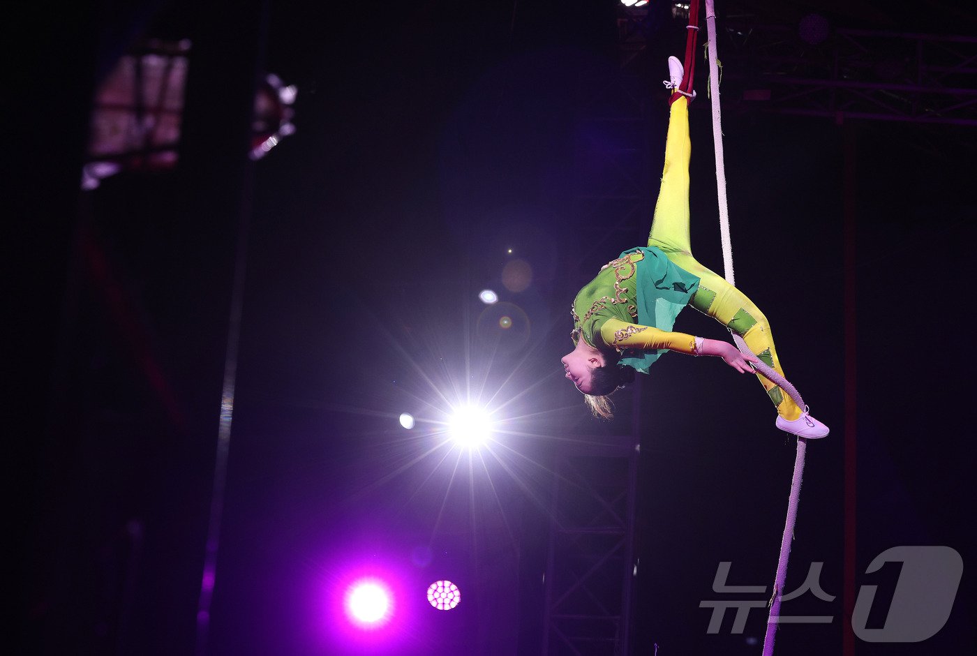 본문 이미지 -   동춘서커스 곡예사가 화려한 기술을 선보이고 있다. ⓒ News1 박지혜 기자