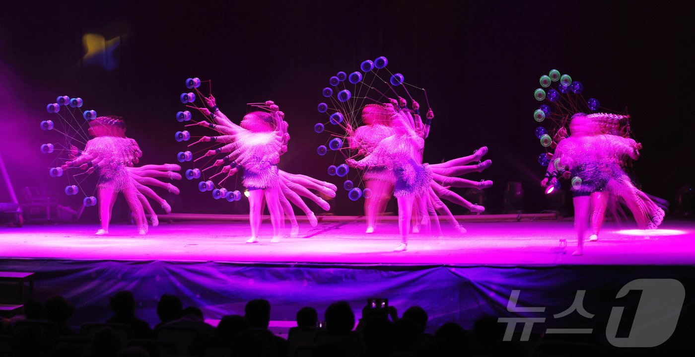 본문 이미지 -  동춘서커스 곡예사들이 실팽이 기술을 선보이고 있다. ⓒ News1 박지혜 기자