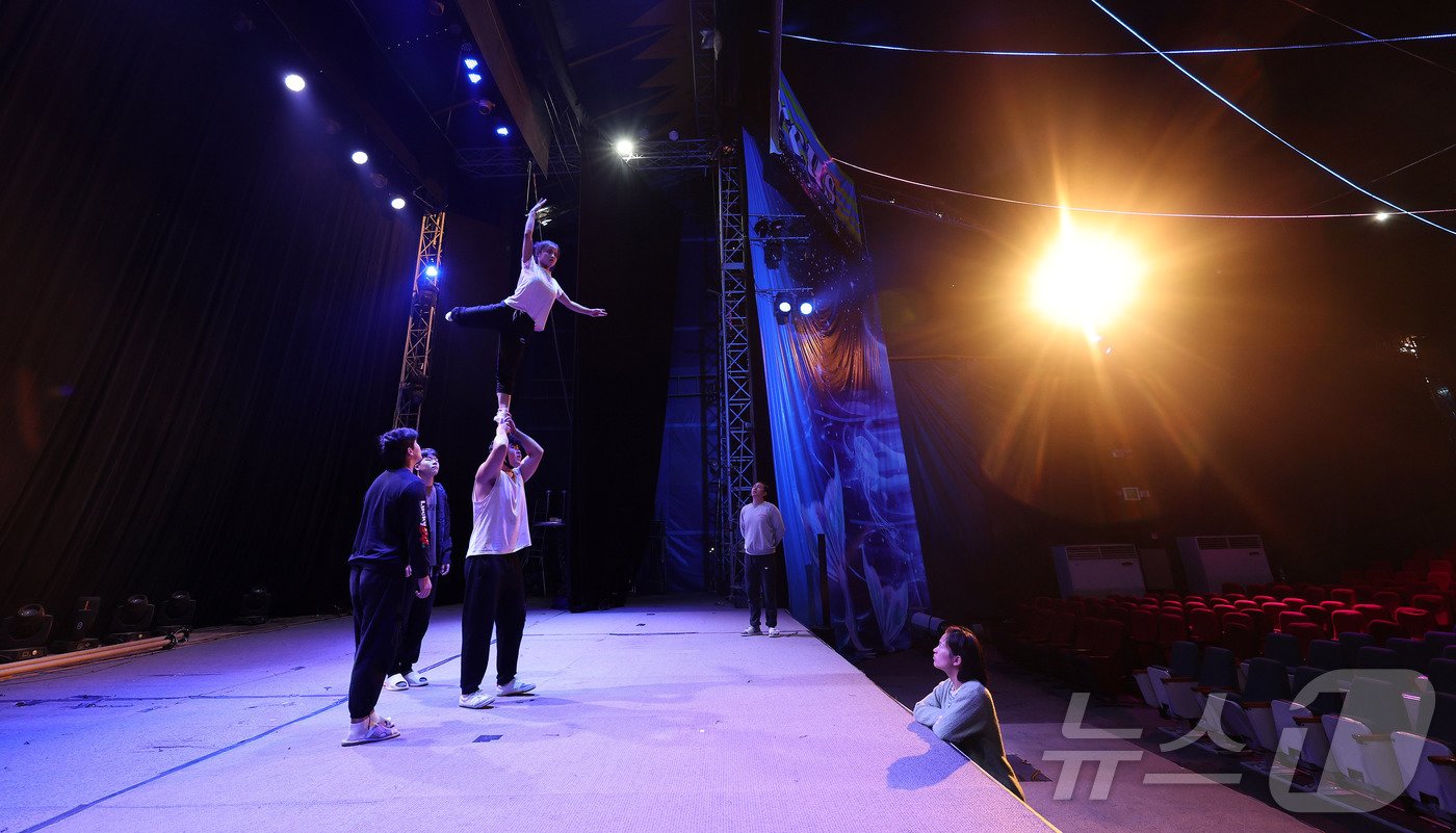 본문 이미지 -  오전 9시, 동춘서커스의 무대는 구슬땀 흘리며 연습하는 곡예사들로 활기가 넘친다. ⓒ News1 박지혜 기자