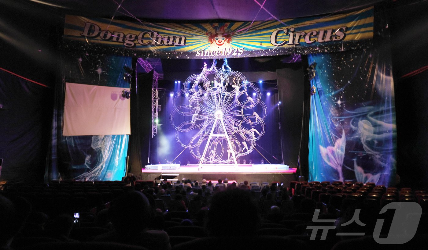 본문 이미지 -  동춘서커스의 클라이막스인 '생사륜'. 생(生)과 사(死)의 수레바퀴를 의미하는 이 퍼포먼스에서 곡예사들은 극도의 긴장 속에서 위험을 감수하며 회전하는 바퀴 위에서 놀라운 기술을 선보인다, ⓒ News1 박지혜 기자