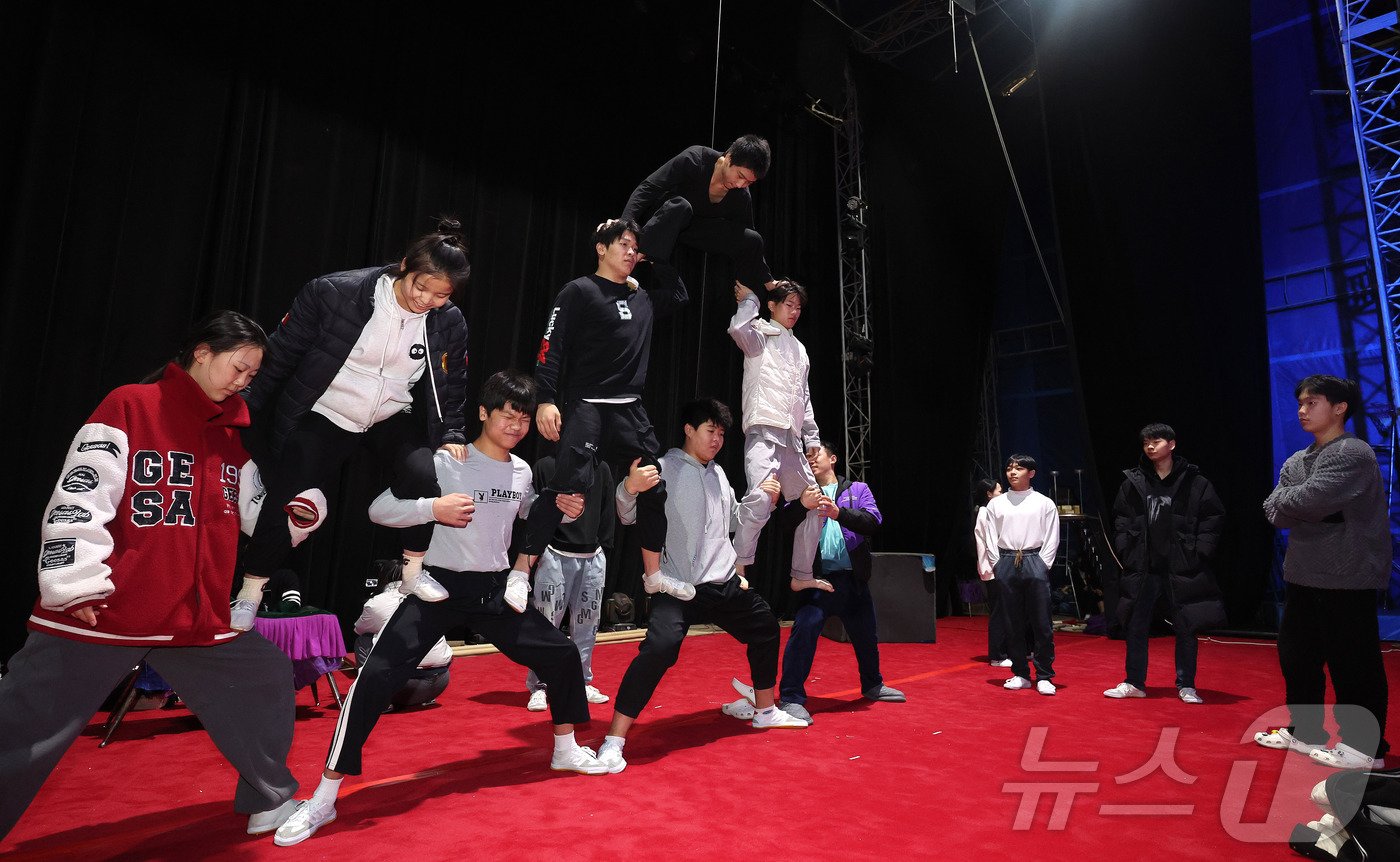 본문 이미지 -  오전 9시, 동춘서커스의 무대는 구슬땀 흘리며 연습하는 곡예사들로 활기가 넘친다. ⓒ News1 박지혜 기자