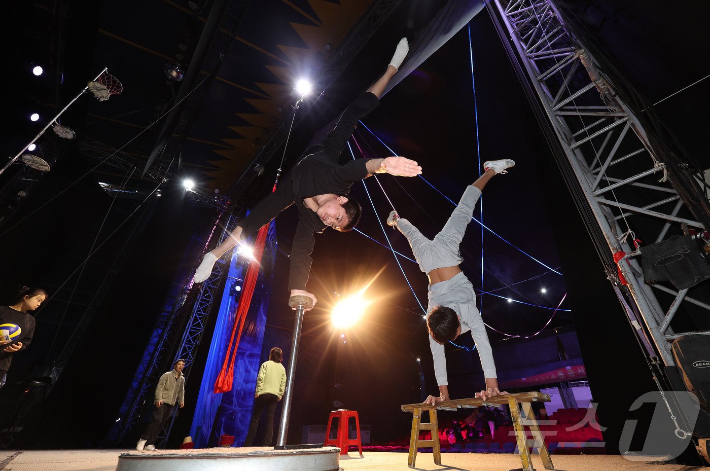본문 이미지 -  오전 9시, 동춘서커스의 무대는 구슬땀 흘리며 연습하는 곡예사들로 활기가 넘친다. ⓒ News1 박지혜 기자
