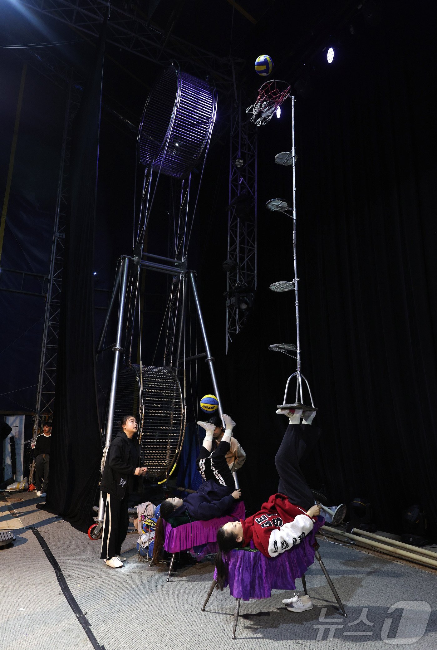 본문 이미지 -  오전 9시, 동춘서커스의 무대는 구슬땀 흘리며 연습하는 곡예사들로 활기가 넘친다. ⓒ News1 박지혜 기자