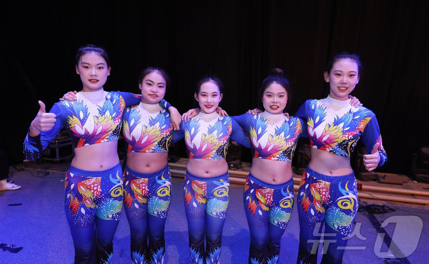 본문 이미지 - 동춘서커스의 현재를 이끌어가는 곡예사들. 왼쪽부터 이운유(18), 오자원(16), 유퐁문(17), 최알름(19), 왕소운(18). ⓒ News1 박지혜 기자