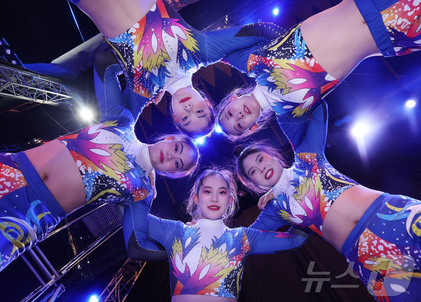 본문 이미지 -  동춘서커스의 현재를 이끌어가는  이운유(18), 오자원(16), 유퐁문(17), 최알름(19), 왕소운(18). ⓒ News1 박지혜 기자