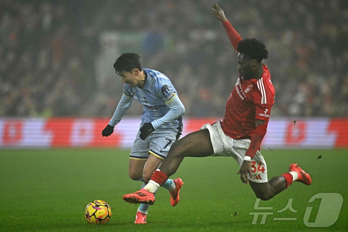 본문 이미지 - 고전하는 손흥민(왼쪽). ⓒ AFP=뉴스1