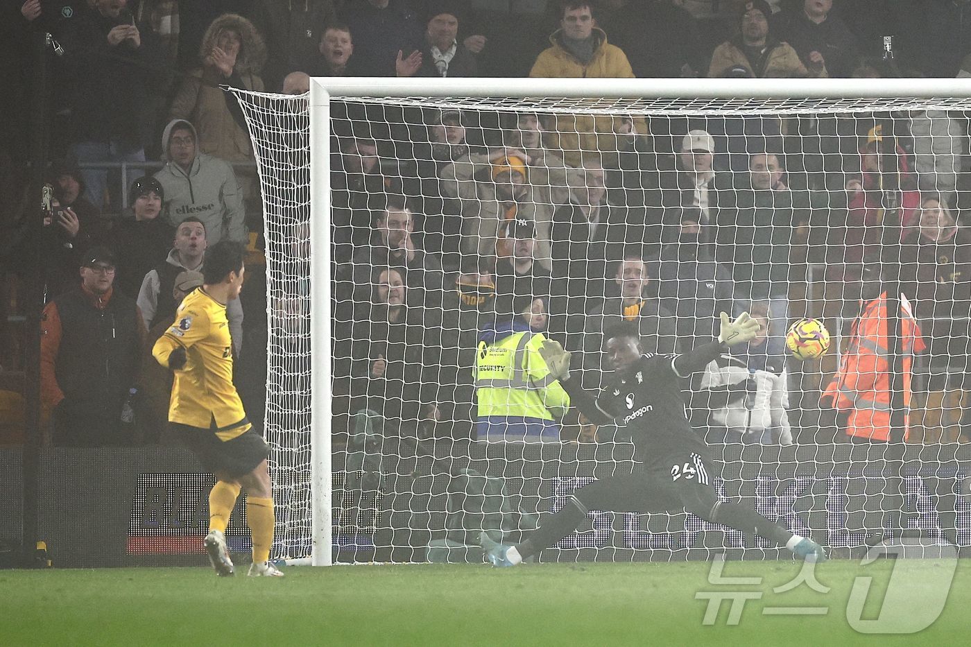 본문 이미지 - 울버햄튼 공격수 황희찬&#40;왼쪽&#41;이 27일&#40;한국시간&#41; 열린 2024-25 EPL 맨체스터 유나이티드와 홈 경기에서 후반 54분 쐐기 골을 넣었다. ⓒ AFP=뉴스1